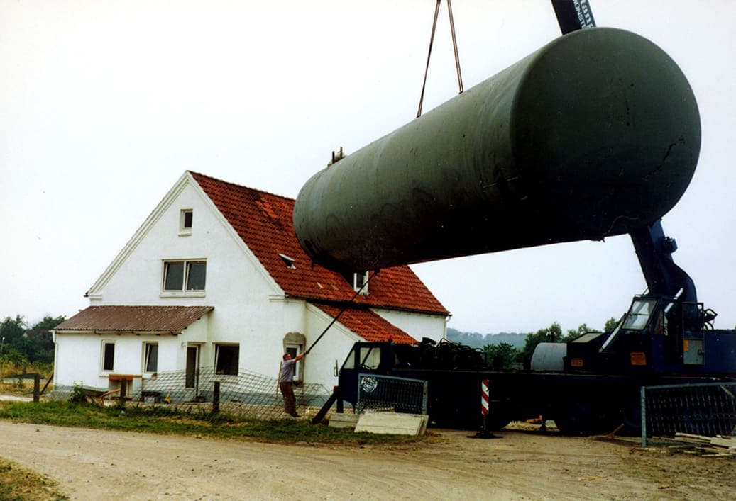 Einbau eines großen Lagertanks auf dem Betriebsgelände – Aufbau der Infrastruktur